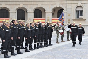 El segundo jefe de la UME, general de división José Manuel Cuesta Casquero, pasa revista al personal formado para la entrega de diplomas