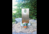 Un monolito, con un nombre y una fecha, recuerdan desde hoy al soldado Victor Martín Rebollo del IV BIEM de la UME, fallecido en acto de servicio mientras participaba en las labores de búsqueda de un excursionista desaparecido en el Valle del río Ara