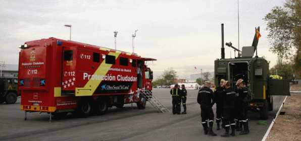 Representantes y medios del Cuerpo de Bomberos de Madrid y la UME