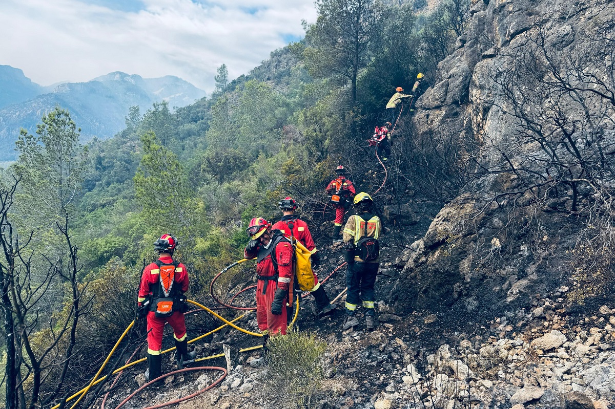 Durante su intervenci&oacute;n, los efectivos de la UME han llevado a cabo tareas de ataque directo a las llamas.