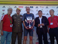 El general Asarta, junto con el jefe del tercer batallón en el podio