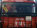 Niños observando por dentro una autobomba