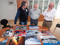De izquierda a derecha, el presidente de la Real Sociedad Fotográfica de Madrid, Enrique Sanz, José Santos y Juan Rivas, durante el fallo del premio de fotografía.