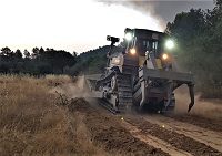 La empujadora D7 del BIEM II ha realizado labores de ensanchede de una línea de control