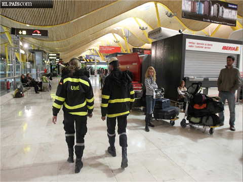 La UME reparte mantas y agua a los afectados por el paro de los controladores aéreos