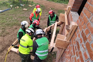 Los alumnos del CRZU han puesto en práctica técnicas de rescate urbano, como el apuntalamiento, entibación de galerías y zanjas y la extracción de vehículos