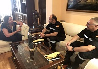 Coincidiendo con este posicionamiento de unidades, el teniente coronel Alvaro Díaz, Jefe del BIEM V, acompañado del comandante Javier Trevín, responsable de relaciones institucionales del batallón, visitaron a la subdelegada del Gobierno de Pontevedra, Ana María Ortiz