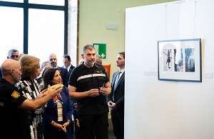 Su Majestad visitó una muestra de la exposición fotográfica en blanco y negro que, en posteriores fechas, se expondrá en varias ubicaciones de la geografía española y que recorren dos décadas de servicio, compromiso y entrega en situaciones de emergencia