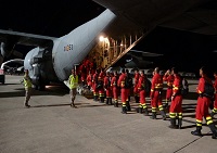 Embarque de los militares en un T-10 en la Base Aérea de Morón.