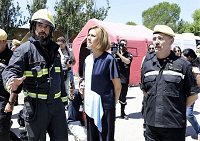 Durante su visita la ministra ha podido ver una demostración dinámica a cargo del GIETMA, en la imagen redcibiendo las explicaciones del capitan Álvarez de Lara